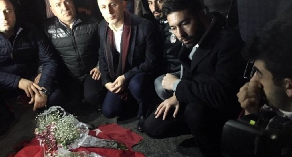 Trabzonspor Kulübü patlamanın olduğu yere karanfil bıraktı