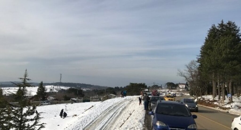 Uludağ'da kar üstünde mangal keyfi