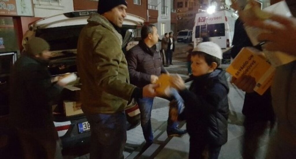 Vefa Derneği Mevlit Kandili’nde 6 bin kitap dağıttı